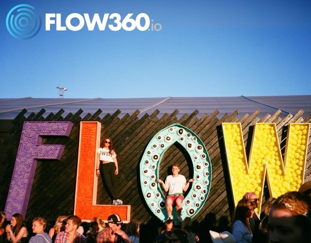 Auf einer Wand vor der viele Manschen stehen steht: Flow