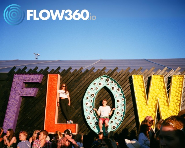 Auf einer Wand vor der viele Manschen stehen steht: Flow