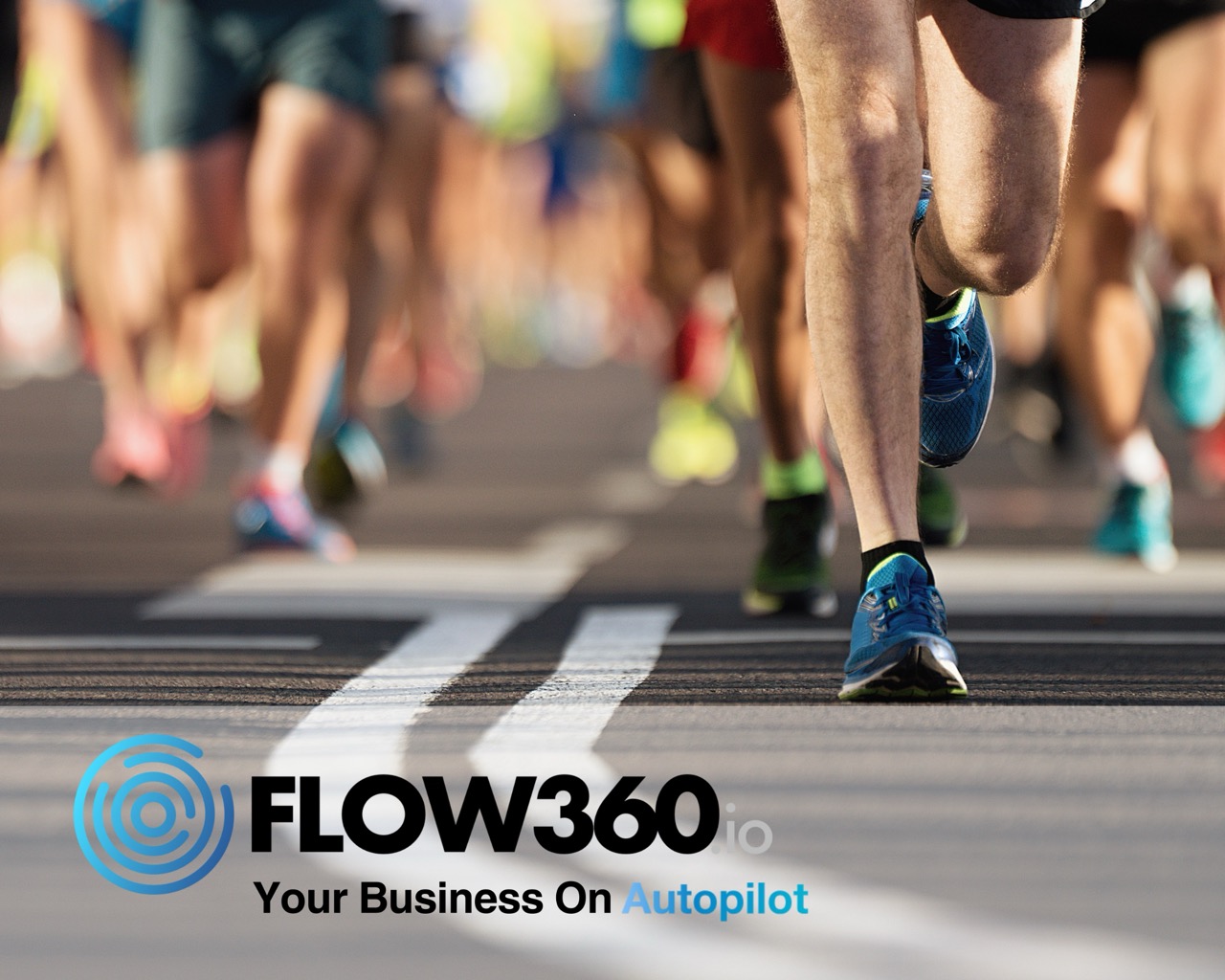 Beine der Marathon-Teilnehmer laufen auf einer Straße