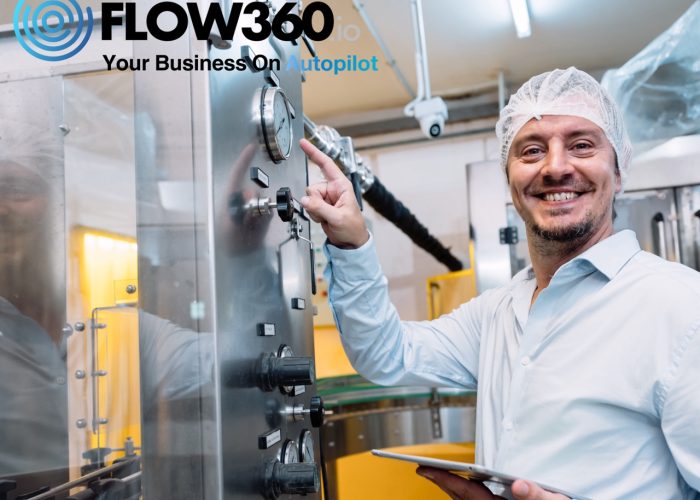 Mann steht mit Tablett vor einer Maschine