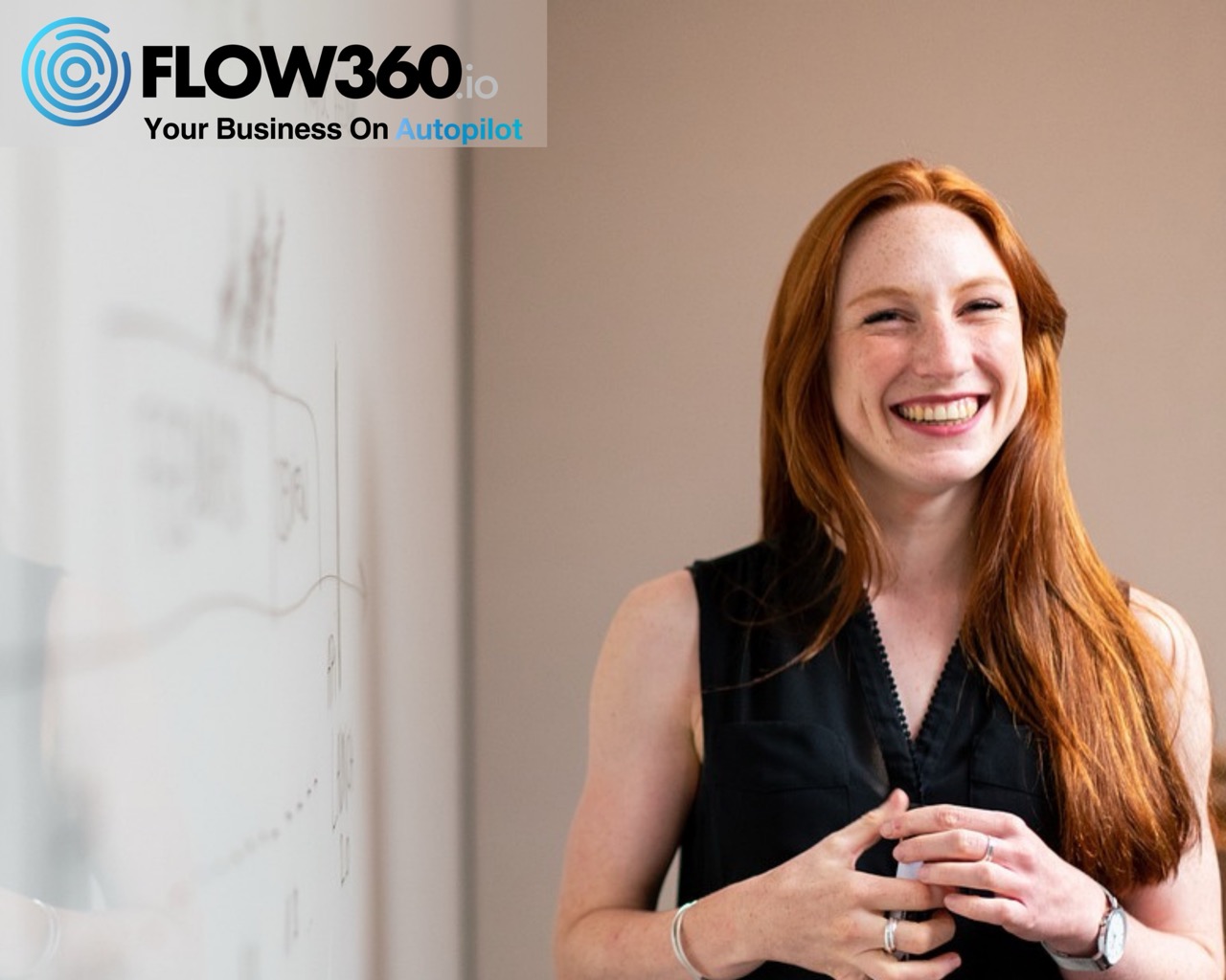 Junge Frau steht fröhlich vor einem Flipchart