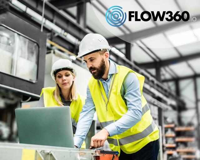 Workflow automation in der Produktion Zwei Mitarbeiter der Produktion besprechen eine Situation am Bildschirm in der Produktion