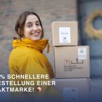 Frau in gelber Jacke trägt mehrere Pakete