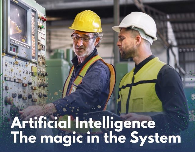 Zwei Arbeiter in einer industriellen Umgebung stehen vor einer großen, grünen Maschinensteuerung. Der ältere Mann mit gelbem Schutzhelm und Schutzweste bedient die Maschine und erklärt dem jüngeren Arbeiter mit weißem Helm und Weste etwas. Der Text „Artificial Intelligence – The magic in the System“ ist über das Bild gelegt, begleitet von goldenen und grünen Glitzereffekten.