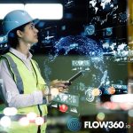 Frau in der Produktion nimmt etwas auf ihrem Tablett auf und ist von Lichtpunkten umgeben.