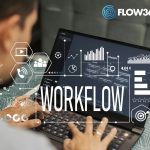 Mann sitzt am Laptop darüber sind verschiedene Symbole aus der Businesswelt und der Schriftzug Workflow zu sehen