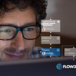 Ein Mann schaut auf den Bildschirm eines Computers im Vordergrund ist ein Workflow abgebildet.